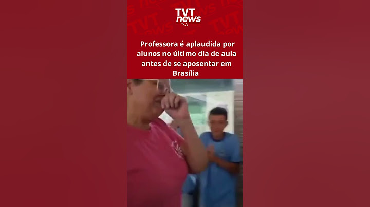 Professora é aplaudida por alunos no último dia de aula antes de se aposentar em Brasília