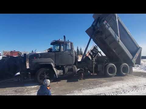 MACK Camion benne avec pelle à neige