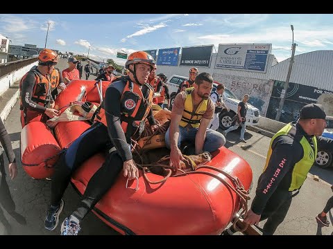 Stranded horse rescued from rooftop in flooded Brazilian city - VOA News.