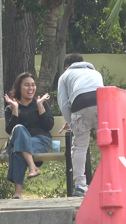 Prank Pemgemis Ke Dua Cewek Sampai Komen Terus Merekanya Wkwk #prankkasihuang #prankpengemis #funny