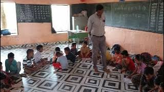 किरण बाबर यांच्या इयत्ता पहिलीतील मुले वाचन करताना