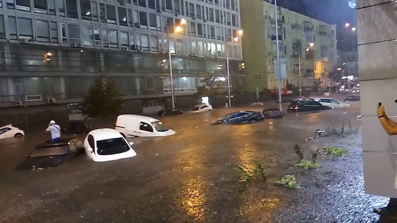 Машины плывут в сочи