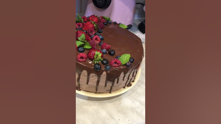 Tort czekoladowy urodzinowy z polewą