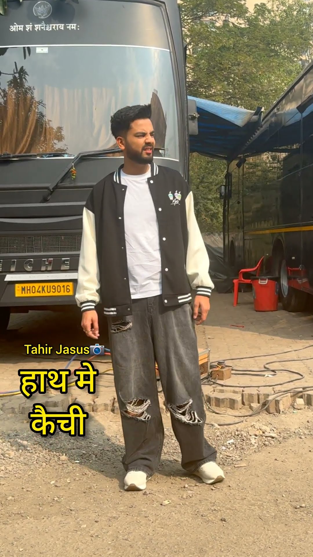हाथ मे केची ?. #elvishyadav #shorts #Tahirjasus #bollywood