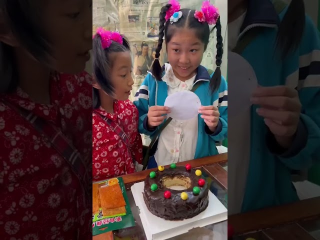 幸亏老板没发现我们偷吃，不然走不了了!#童年回忆#怀旧零食