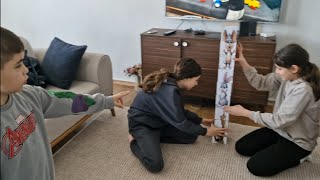 Kuzenlerimle blokları balonla devirme oyunu oynadık. En çok hayvan figürlü bloku kim devirecek. 