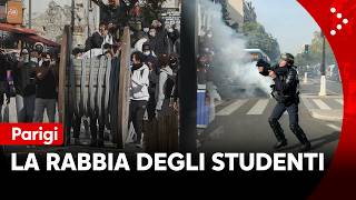 Proteste studenti in Francia, barricate in strada e bidoni a fuoco: i disordini nell'area di Parigi