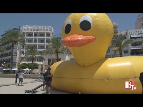 Leo Bassi se sumerge en la Playa de Poniente de Benidorm con el flotador pato ms grande del mundo