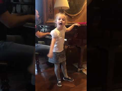 6-летняя Лиза Галкина исполняет на французском языке песню Джо Дассена "Елисейские поля"