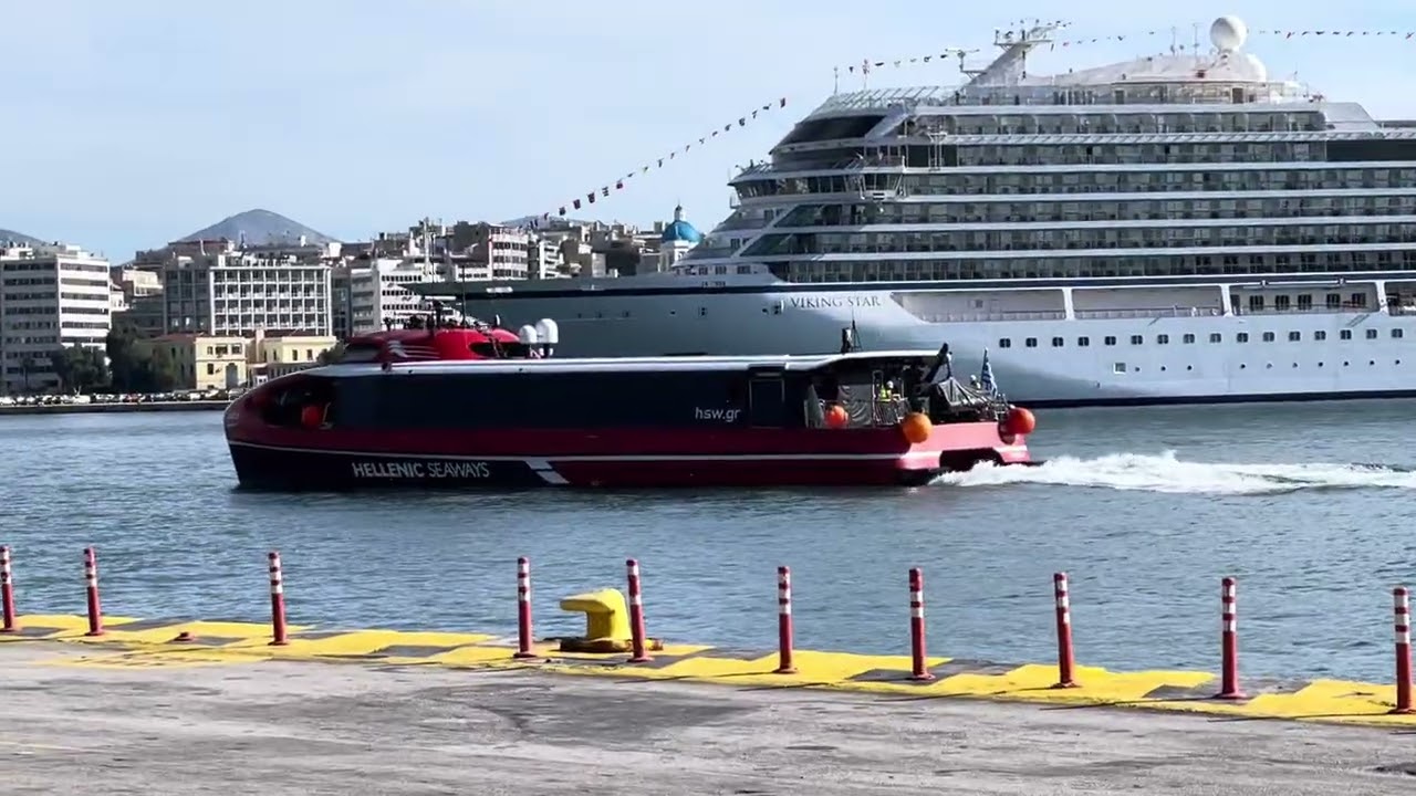 Το ταχύπλοο AERO 3 μπαίνει στον Πειραιά.
