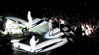 U2 360, Bono OPENING KICK! (Soldier Field, Chicago USA. 0912 2009)