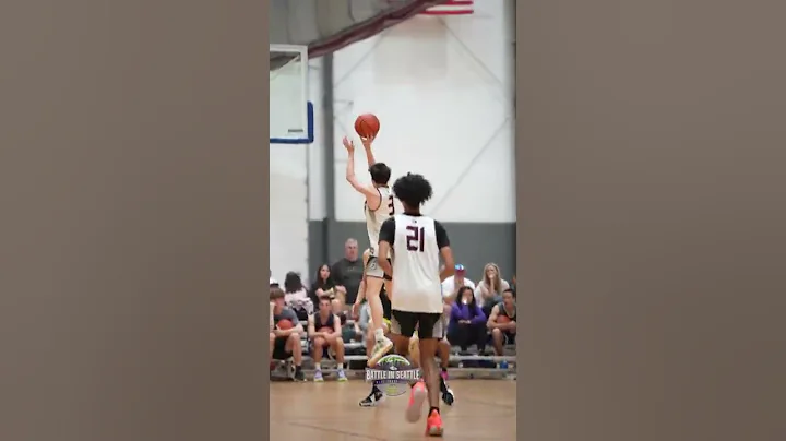 Alex Elston hooping at the "Battle of Seattle" 2022