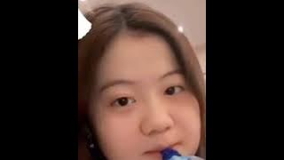CEWEK CANTIK PAMER SUSU SAMBIL DI MAININ