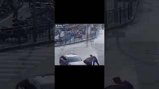 شاهد كيف استطاع الشرطي إيقاف السيارة 