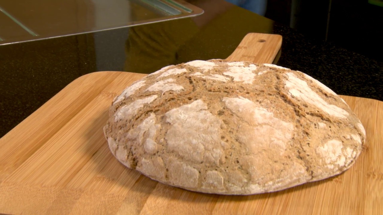 Brot backen mit dem Pizzastein aus Granit - YouTube
