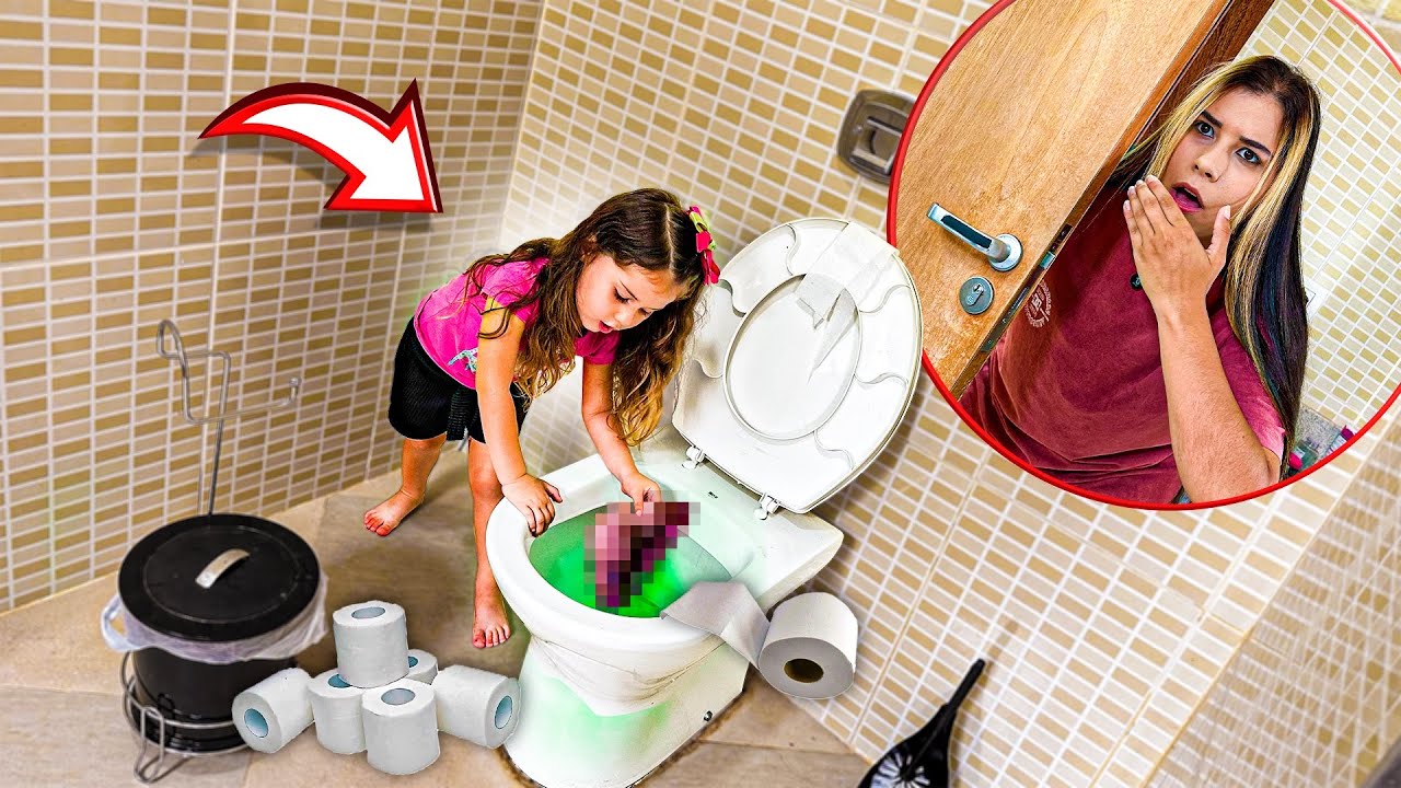 FLAGREI MINHA IRMÃZINHA FAZENDO ALGO TERRÍVEL NO MEU BANHEIRO !