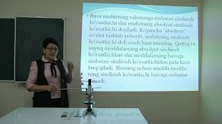 Yalangâoch qozoq ayol kamera qarshisida raqsga tushmoqda. Porno video juda yosh