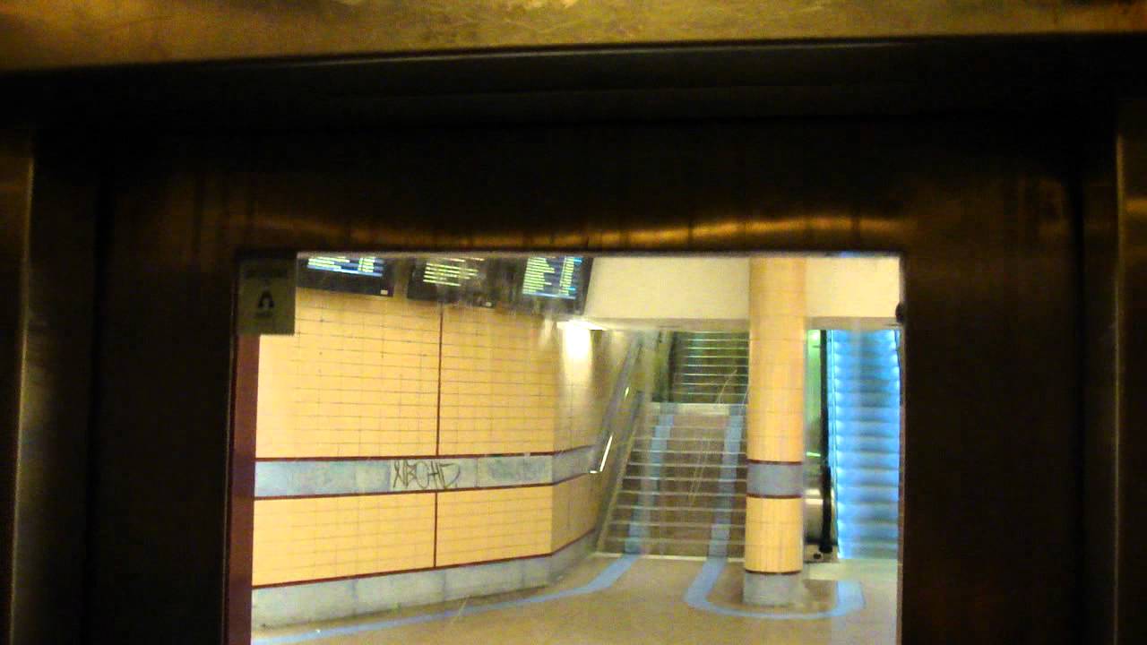 Nice DEVE / Hansson Inground Hydraulic elevator @ Stockholm Centralstation.