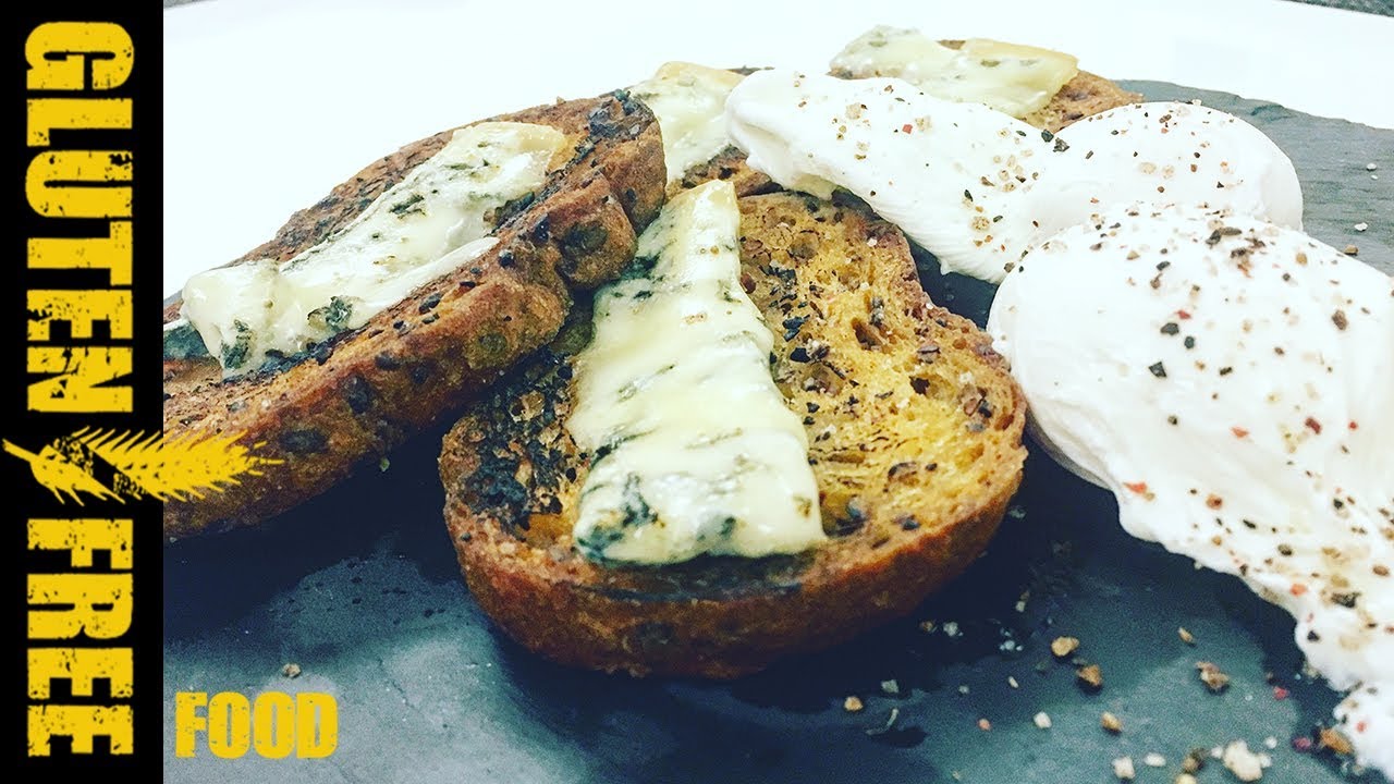 glutenfreesingles How to make perfect breakfast: grilled bread with gorgonzola and poached eggs - gluten free recipe