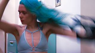 TV dívka - modré vlasy