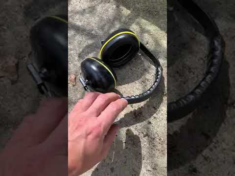 Guy Finds Huge Spider Hiding in his Earmuff - 1147634