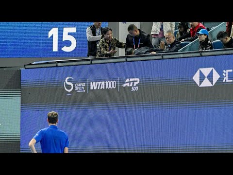 Medvedev é desclassificado em Pequim por acertar bolada em espectador e Djokovic vai à final | AFP