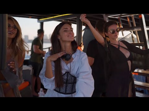 Видео: Заснет ли е Suite Life on Deck на кораб?