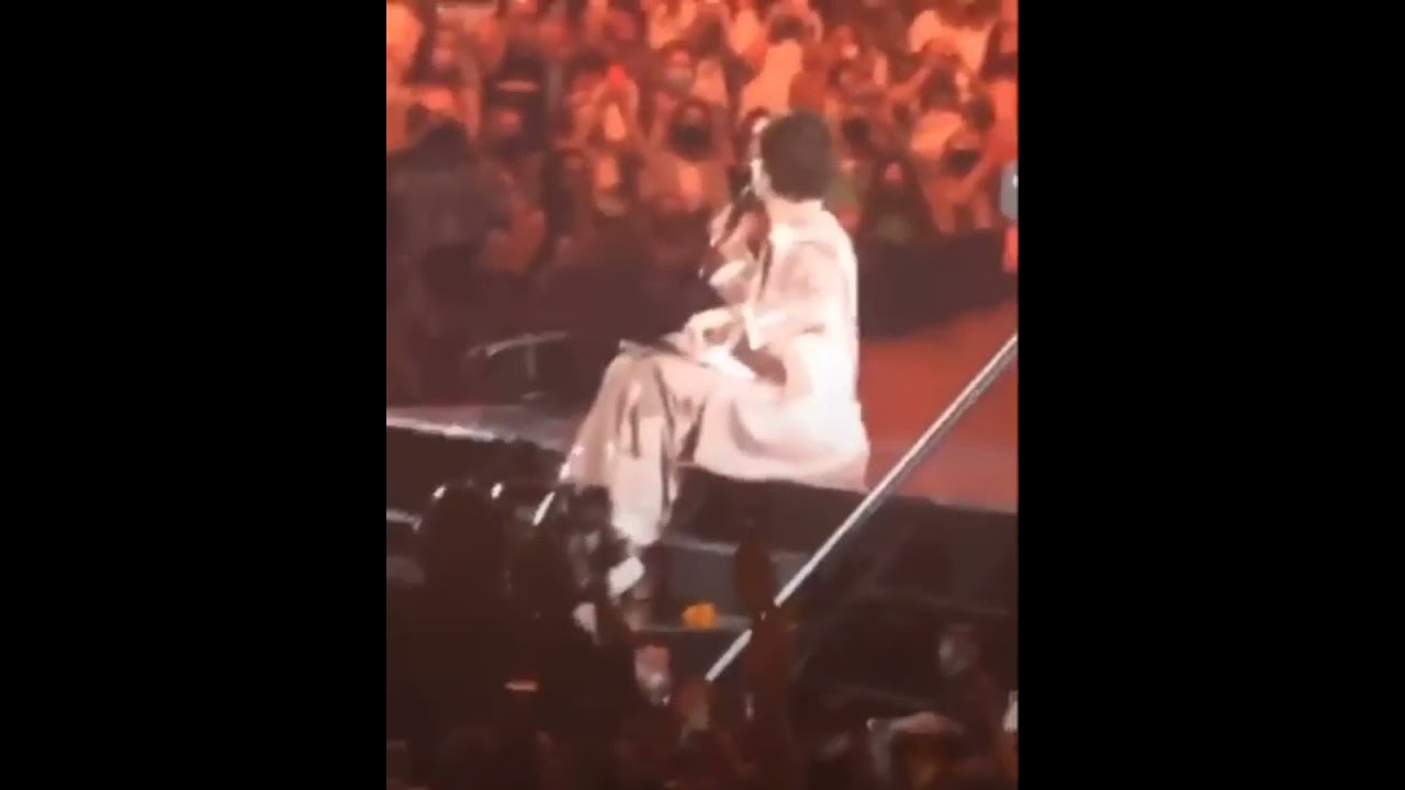 harry styles doing a gender reveal on stage at Nashville