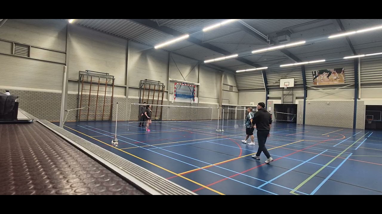 20-02:26: 😎🐔🆚👑◻️