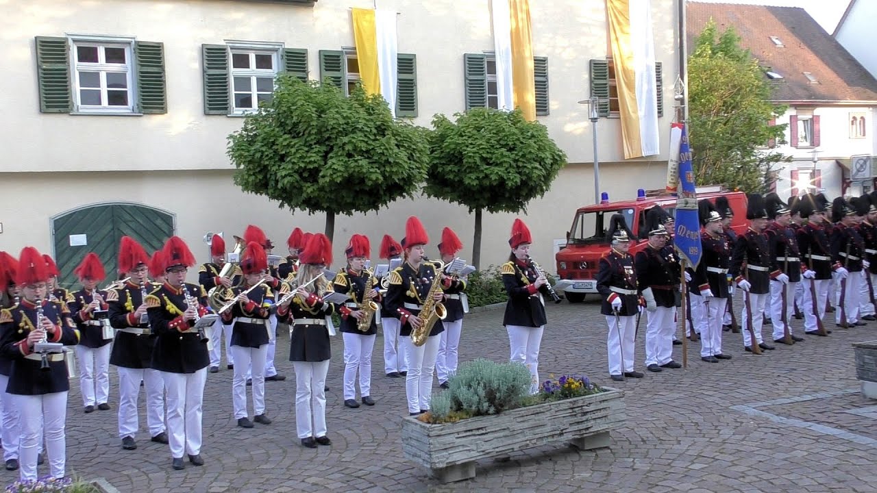 390. Maifest in Mengen, Bürgerwache vor der Liebfrauenkirche