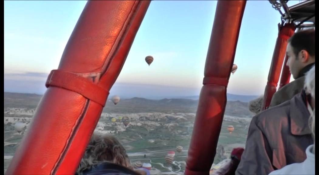 Mit dem Heißluftballon über die bizarre Landschaft Kappadokiens.