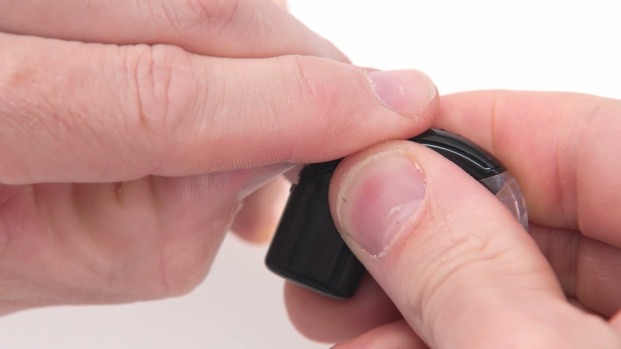 Replacing the microphone cover on your Cochlear™ Nucleus® 8 Nexa 