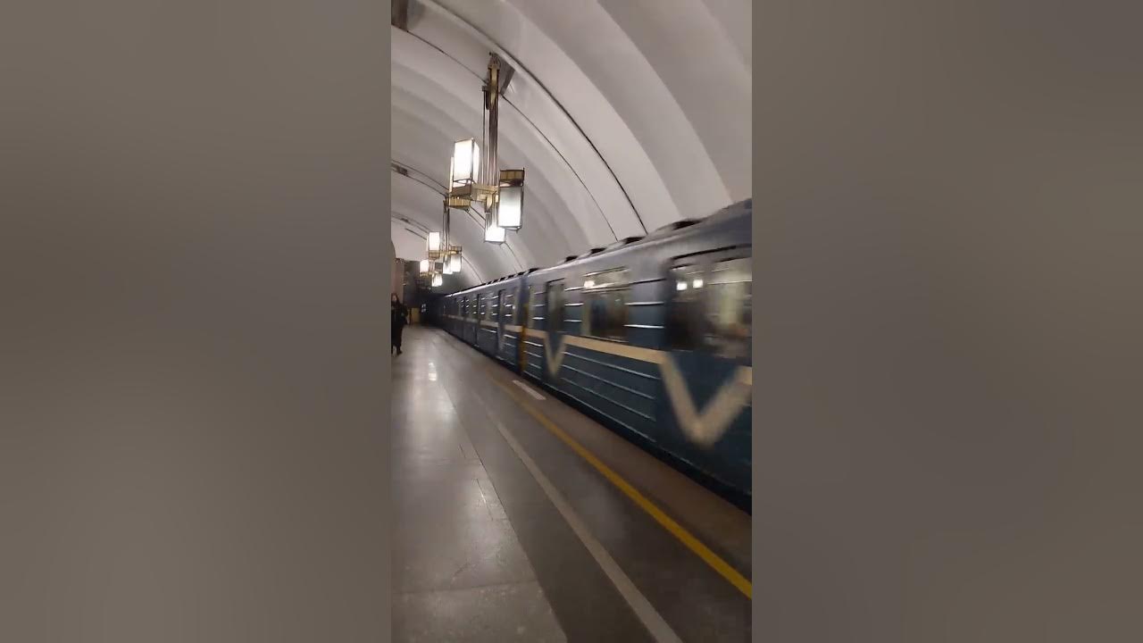 метро поезд пришелец. Станция Лиговский проспект. - YouTube