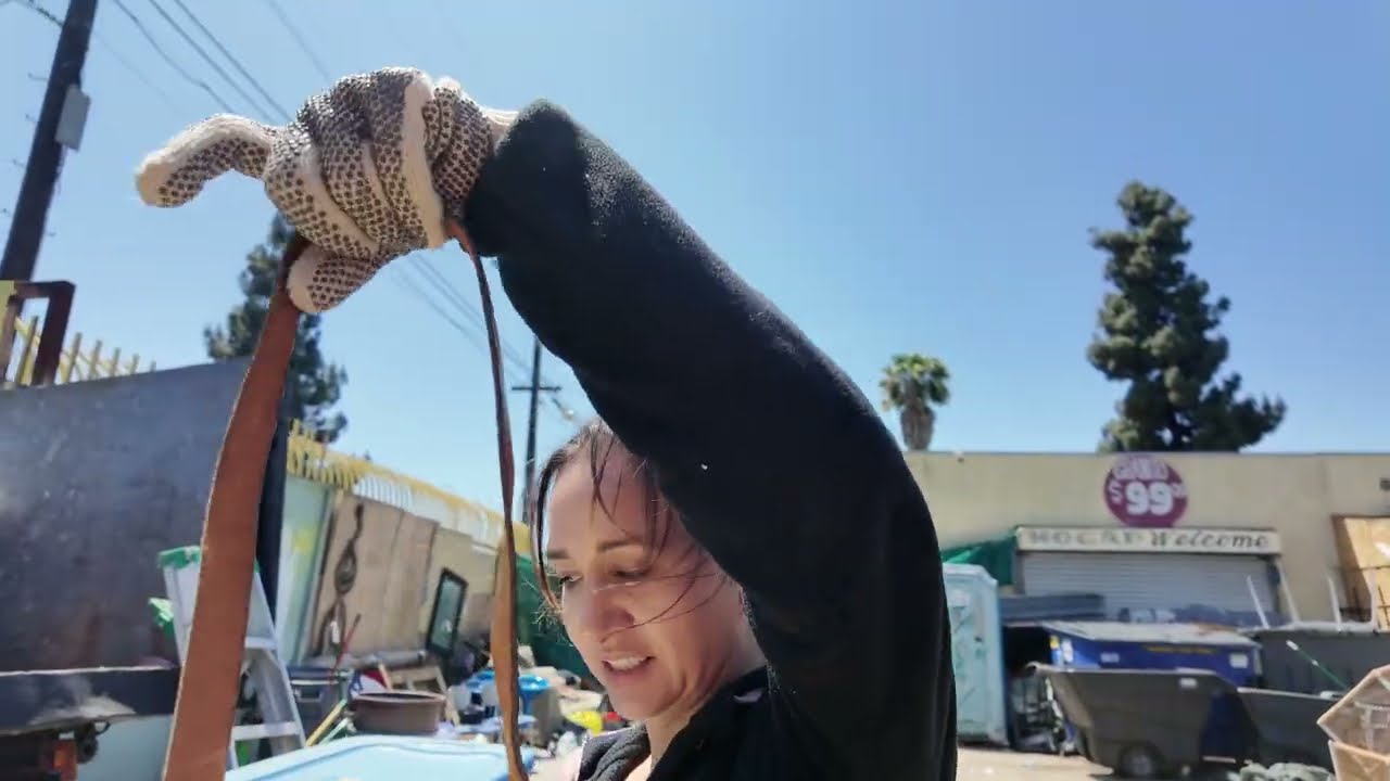 Limpiando un Apartamento con Muchas Cajas Interesantes.  No Creeras lo que nos Encontramos!