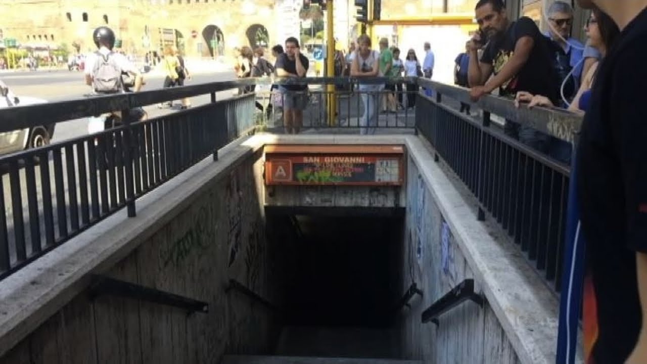 Roma, è caos metro A. Tre stazioni chiuse: rabbia e disagi