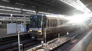 JR西日本大阪駅で223系2000番台と223系2000番台新快速野洲行き発車シーン（2019年11月9日土曜日）携帯電話で撮影