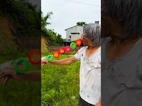 Младший брат показывает свой забавный трюк! #шорты