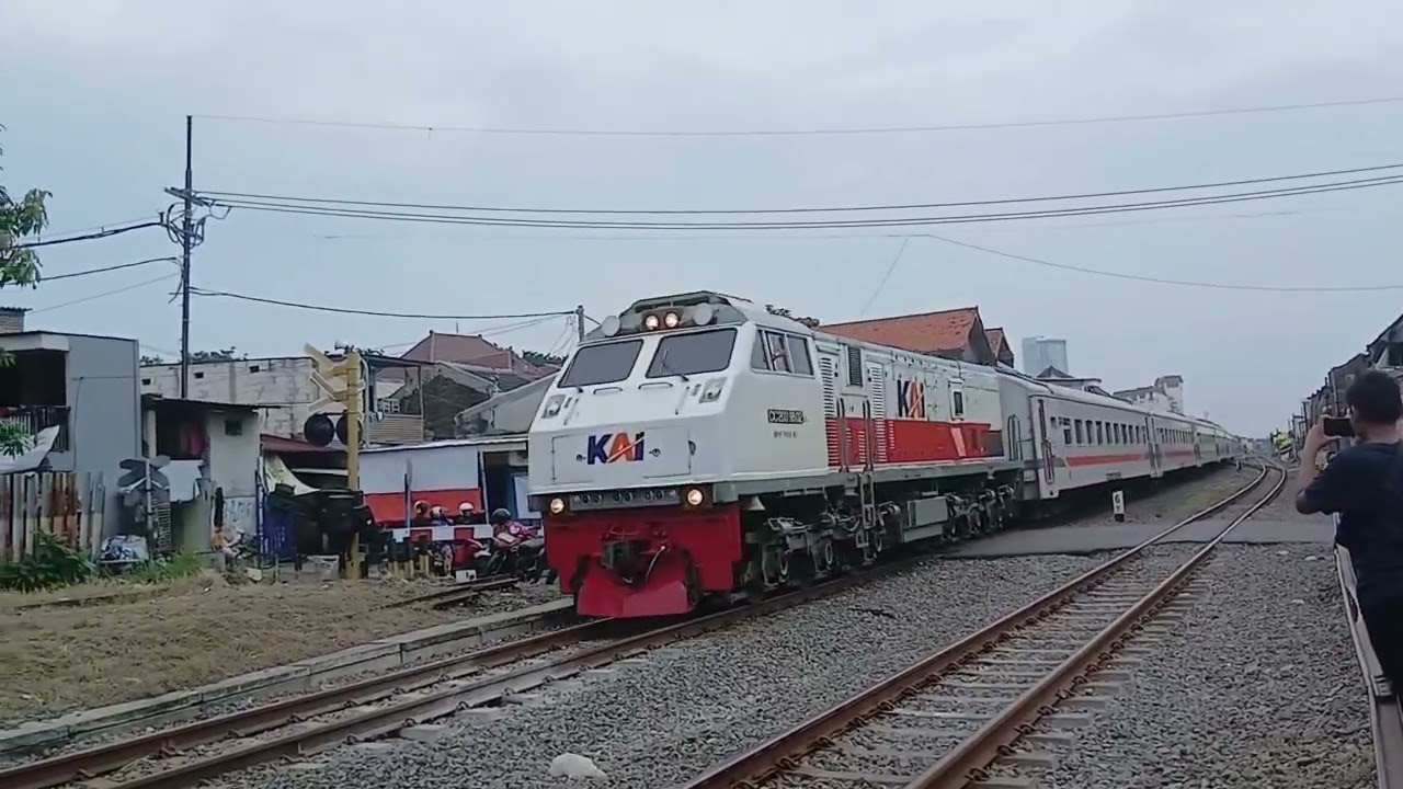 Momen klb kirim rangkaian dan kereta api ngebut di stasiun wonokromo