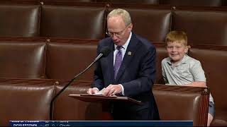 Congressman's son pulls funny faces behind dad during House floor speech | WATCH