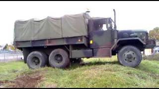 Kleine Reofahrt Über Einen Dreckhügel Mit Pfeifen Des Turbos M35 A2