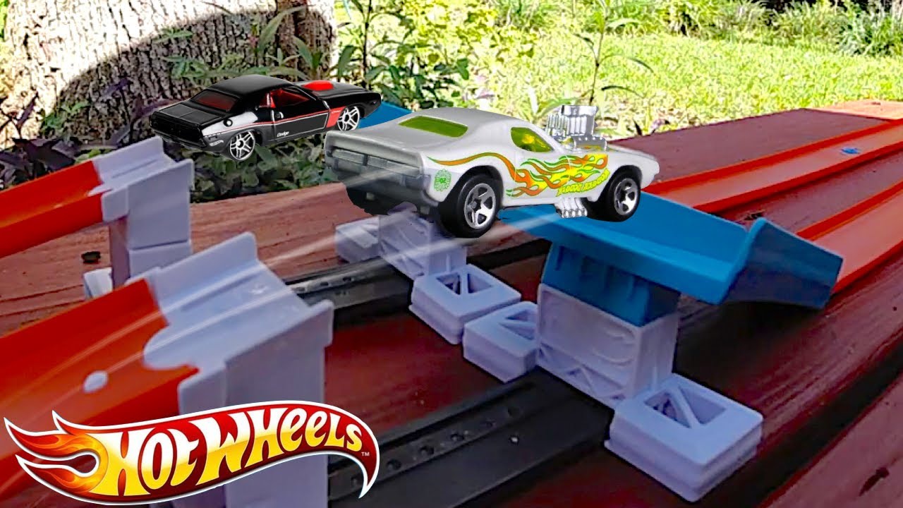 Hot Wheels Racing Stunts Challenger vs Rodger Dodger