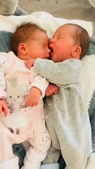 ماذا يفعل لأخيه😳#توأم #twins
