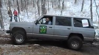 Old Nissan Patrol - Скользкий подъём все буксуют Патрол едет.