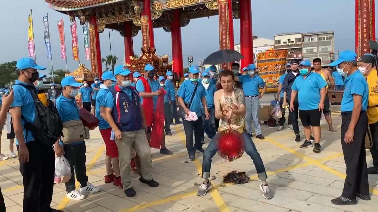 比籃球大的刺球操起來！少年乩童真勇猛~鎖口針背超大刺球～進南鯤鯓代天府參拜五府千歲～
