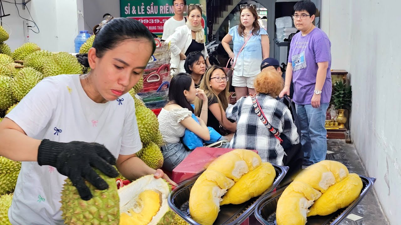 Bà Chủ Bất Ngờ Tiếp Đoàn Khách Hơn Chục Người Tới Mua Sầu Riêng Ăn Tại Chỗ Và Cái Kết.