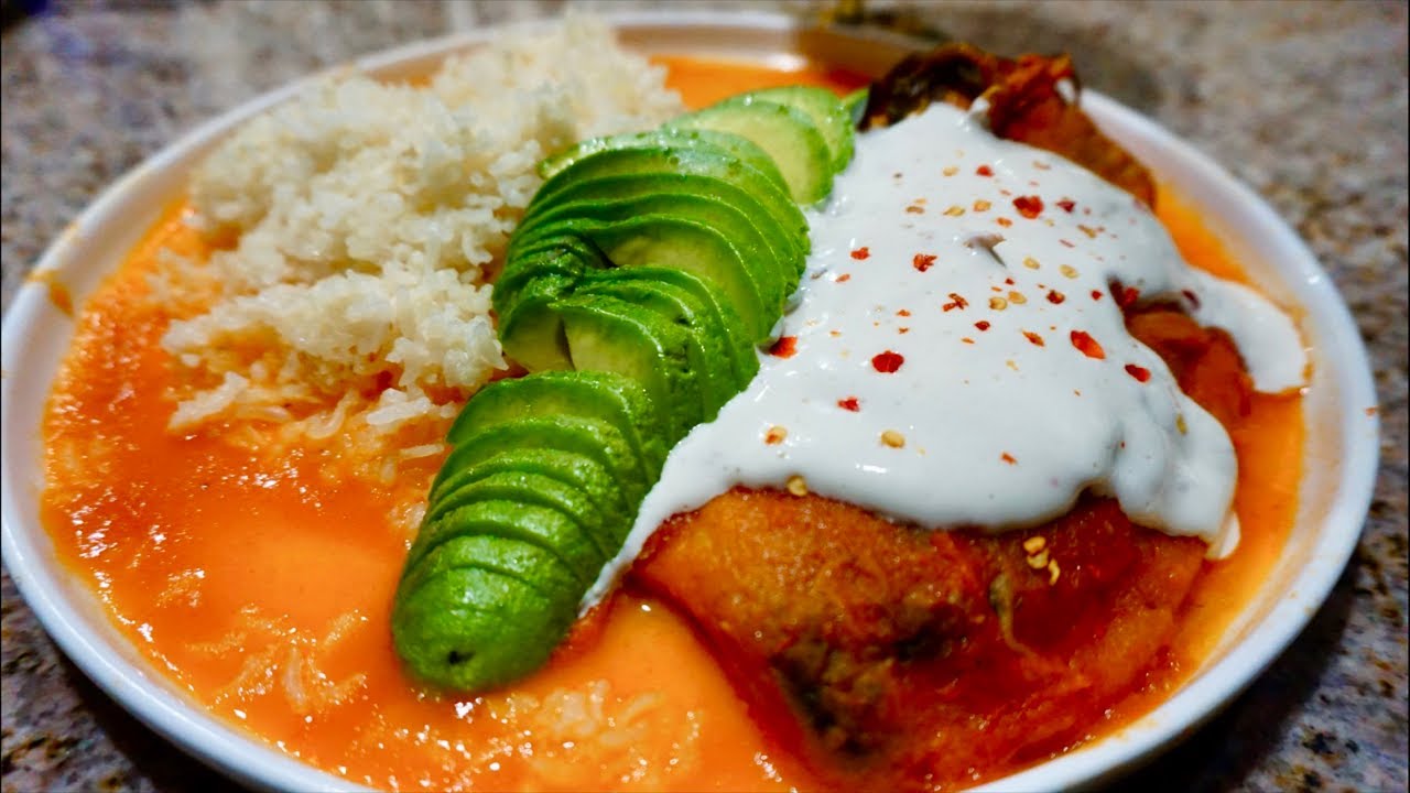 Cenaré estos chiles rellenos con arroz y la crema especial que hago.
