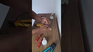 Como ligar duas lampadas com um interrupor duplo
