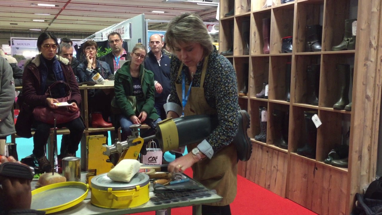 Démonstration de la fabrication d'une botte chez Aigle.