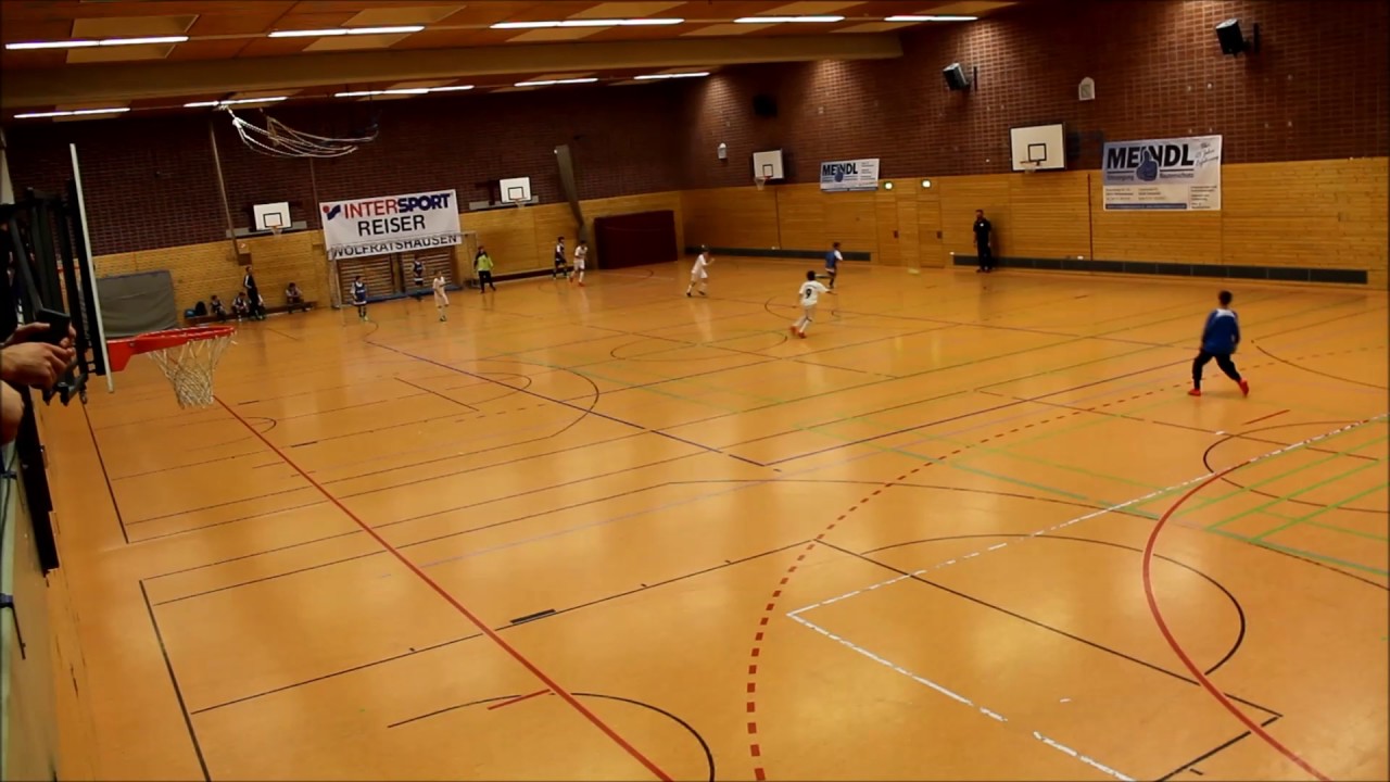 Sadik aus der D-Jugend der FF Geretsried erziehlt Traumtor beim Meindl Cup am 29 01 2017