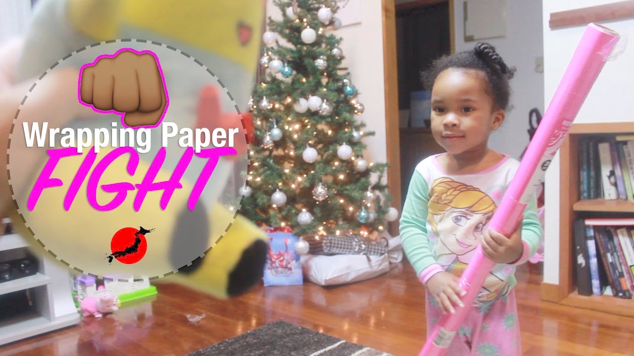 Vlogmas day 22: Last minute shopping + wrapping paper fight fun!